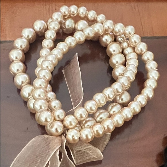 Jewelry Lot for a Fashionista. Necklaces, Bangles, and bracelets. - Picture 4 of 11